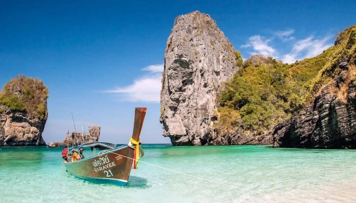 photo de la plage maya bay à koh phi phi avec une pirogue beachée sur le sable